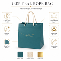 Sacs cadeaux en papier bleu sarcelle avec logo personnalisé KM, poignée en corde de coton crème, cœur en feuille d'or, pour boutique et vente au détail