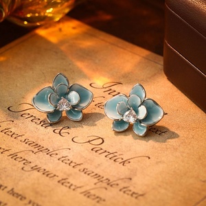 ต่างหูแบบติดหูทรงใหม่สไตล์จีนปี 2025 ประดับด้วยเพทายสีฟ้าทะเล สำหรับผู้หญิง ดีไซน์หรูหรา ทันสมัย ดึงดูดใจ ใช้งานได้หลากหลาย สีฟ้าขาวลายคราม - Product Image 1