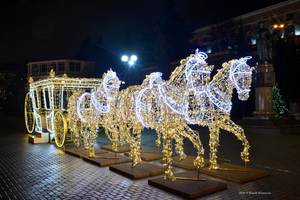 Decoración Navideña Impermeable IP65 con Marco de Hierro, Carruaje de Calabaza con Caballo LED, Fácil Instalación para Uso en Exteriores - Product Image 1