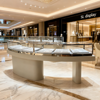Vitrine à bijoux semi-circulaire avec éclairage LED, étagères à niveaux en acier inoxydable poli pour magasin de détail