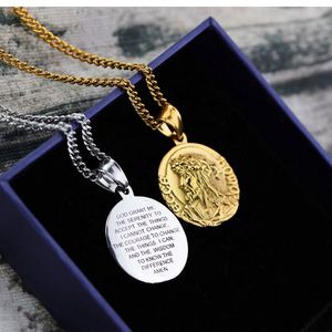 Collier pendentif médaille pièce mains en prière avec Prière du Seigneur inscrite, plaqué or 18 carats/acier inoxydable, bijoux chrétiens avec verset biblique - Product Image 5