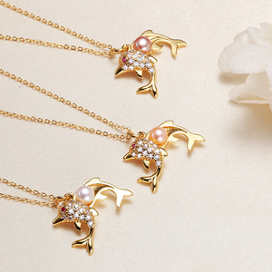 สร้อยคอจี้ไข่มุกน้ำจืดรูปสิงโตน้อยจาก Strength Factory ประดับทอง งานละเอียด สำหรับร้านค้า - Product Image 3