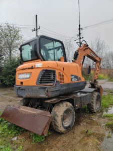 Excavadora de Ruedas Usada Original de Corea, Doosan DX60W, 6 Toneladas, Excavadora Hidráulica con Neumáticos, Motor Yanmar, Pocas Horas de Trabajo - Product Image 1