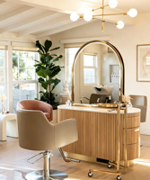 Station de coiffure moderne de luxe avec éclairage LED arqué, meuble cannelé en acier inoxydable et miroir de barbier pour salon de coiffure