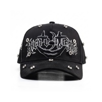 Casquette de baseball noire ornée de strass avec pendentif croix en métal, détails cloutés de cristaux étincelants et rivets, visière incurvée