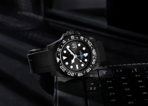 Montre automatique GMT en fibre de carbone NH34 avec verre saphir et bracelet en caoutchouc - Product Image 3