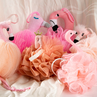 Éponge de bain en forme de flamant rose personnalisée OEM, en maille PE, douce et moussante, pour le lavage corporel des enfants