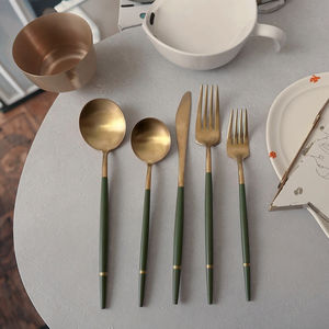 Ensemble de couteaux, fourchettes et cuillères de luxe en acier inoxydable poli or mat durable de 5 pièces du Portugal avec bande dorée et poignée verte pour mariage - Product Image 5
