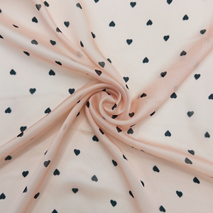 Tissu en polyester 100% à faible MOQ, personnalisé, <span class=keywords><strong>motif</strong></span> cœur, toucher soyeux, tissu en mousseline transparente, imprimé numérique pour robe et chemisier - Product Image 1