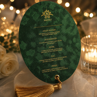 Menu de mariage élégant en velours vert foncé, style européen vintage, avec œillets, rivets, pompon, monogramme personnalisé en feuille d'or, fait main pour