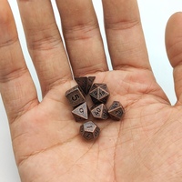 Ensemble de dés de jeu de rôle (DND) en cuivre rouge, mini, en métal, faits à la main, écologiques, avec étui carré pour dés, porte-clés taille standard, 7 pièces