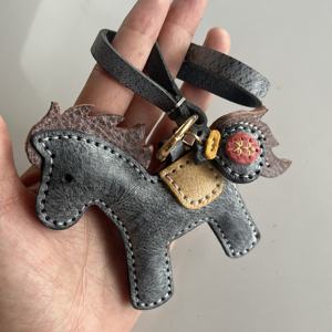 พวงกุญแจ<span class=keywords><strong>หนัง</strong></span>แท้ประดับโลหะรูปม้าสุดหรู - Product Image 1