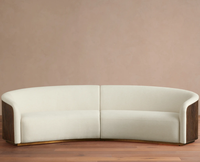 Canapé modulaire incurvé en tissu bouclé, sectionnel demi-lune avec côtés en lattes de bois et base en laiton pour salon