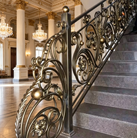 Balustrades en fonte et verre sur mesure pour escaliers et balcons, design moderne, installation facile, faible coût d'entretien