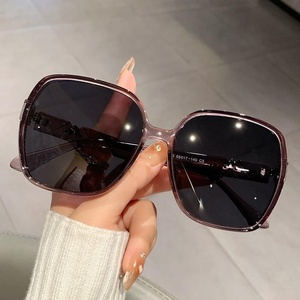 Lunettes de soleil de grande marque pour femme, monture TR90, protection solaire avancée, verres polarisés, grande monture, effet amincissant, style tendance - Product Image 2