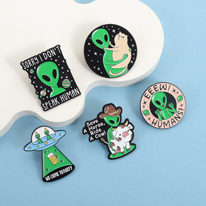 Platillo volador verde americano europeo Original, vaca alienígena para Joker, broche de Metal grabado en níquel negro, insignia, accesorios de ropa - Product Image 4