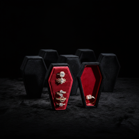 Boîte à bagues carrée gothique en velours fait main, boîte de rangement pour bijoux en velours noir avec doublure rouge et fermeture à rabat pour Halloween, mariage gothique