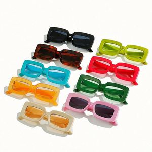 Vente en gros de lunettes de soleil carrées à monture fine et colorée pour femmes, dernières tendances de la mode - Product Image 3