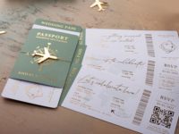 Carte d'embarquement en feuille d'or verte avec breloque d'avion d'invitation à un événement à destination Ensemble d'invitations élégant pour passeport de luxe sur le thème du voyage