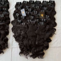 Vendeurs bruts non traités de cheveux vierges indiens bouclés, cheveux alignés sur les cuticules Faisceaux de tissage Extensions de cheveux humains bruts indiens