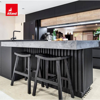 Cuisine sur mesure Alland, design industriel moderne, double îlot, panneaux à lattes laqués noir mat, comptoir ouvert