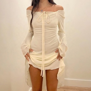 Ropa de Mujer de Estilo Europeo y Americano, Nuevo Estilo de Otoño, Vestido Rojo de Terciopelo de Manga Larga y Longitud Media - Product Image 4