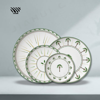 Ensemble d'assiettes en porcelaine exquis: palmier complexe et design de ligne rayonnante en vert et or