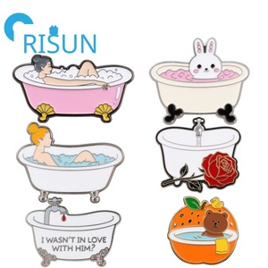 Broche esmaltado de baño de burbujas de dibujos animados de fábrica, alfileres de Metal para bañera, champú personalizado, lavado corporal, bañera, insignia de Pin esmaltado divertido - Product Image 1