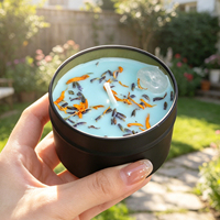 Bougie parfumée en cire de soja dans une boîte en métal avec des fleurs séchées pour cadeaux
