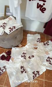 Ensemble 3 pièces à manches courtes Pull Lettre x Jupe en soie rouge x Élastique pour cheveux Style décontracté Col rond Port quotidien Échantillon disponible - Product Image 2