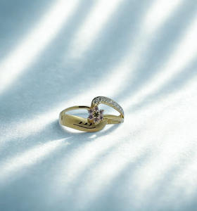 Élégante bague florale en or avec fleur en saphir rose et accents de diamants, design sophistiqué en forme de bypass, bijoux en or pour femmes - Product Image 2