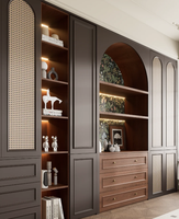 Dressing vintage en bois foncé avec portes en rotin tressé cintrées, éclairage LED et étagères ouvertes, sur mesure pour chambre principale de villa