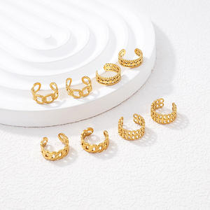 Boucles d'oreilles créoles minimalistes en acier inoxydable plaqué or 18 carats, étanches, sans perçage, à clipser, vente en gros - Product Image 2