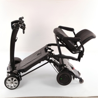 Scooter électrique moderne à 4 roues avec lumières LED, freins à disque et écran intelligent pour les voyages