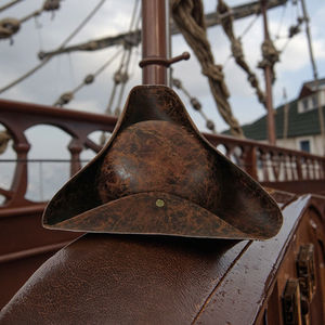 Sombrero de capitán de piel sintética marrón de <span class=keywords><strong>Piratas</strong></span> <span class=keywords><strong>del</strong></span> <span class=keywords><strong>Caribe</strong></span> para Halloween, sombrero de pirata de juego de Carnaval de estilo Vintage para escena de fiesta - Product Image 5