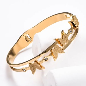 Brazalete de Acero Inoxidable Chapado en Oro para Mujer, Brazalete con Bisagra de Resorte y Adornos de Hoja/Mariposa/Corazón y Cristal - Product Image 1