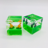 Cube décoratif en acrylique transparent brillant avec liquide coloré et figurine flottante à l'intérieur, idéal pour souvenir