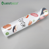Ecologisch verantwoorde sushi-pushcontainer van biologisch afbreekbaar karton met sausbakje, glanzende laminatie en op maat gemaakte vorm voor rolletjes.