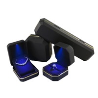 Vente en gros de boîte d'emballage pour bijoux bracelet à pendentif en cuir PU boîte à bijoux personnalisée avec logo de luxe boîte à bijoux avec anneau et lumière LED