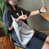 Sac à main triangulaire multicolore en fausse soie pour femme, sac à main en satin simple, style décontracté, minimaliste, sac à main portable