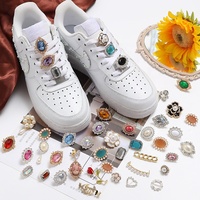 Vente en gros d'accessoires de chaussures pour femmes personnalisés décoration de chaussures de sport en cristal avec strass avec breloque en métal pour lacet