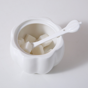 WEIYE OEM/ODM - Salero y Pimentero <span class=keywords><strong>de</strong></span> Porcelana <span class=keywords><strong>de</strong></span> 4 Pulgadas con Forma <span class=keywords><strong>de</strong></span> Calabaza, Recipiente <span class=keywords><strong>de</strong></span> Cerámica Blanca para Condimentos con Cuchara - Product Image 4