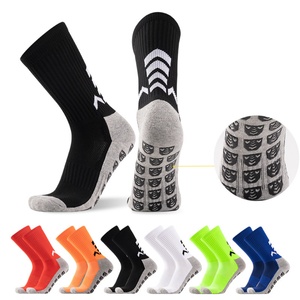 Chaussettes de football pour jeunes transfrontalières, motif flèche, antidérapantes avec grip en silicone, coussinets en tissu éponge massant, coupe mi-haute, respirantes et absorbant la transpiration - Product Image 1
