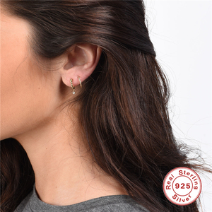 ROXI Pendientes de Aro Huggie con Cuentas de Circonita y Baño de Oro de 18k en Plata de Ley 925 - Product Image 5