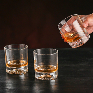 Hochwertiges Whiskyglas mit Schräg-Boden-Design und Individuellem Logo - Product Image 4
