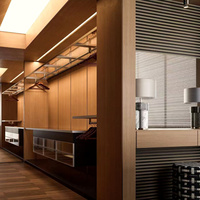 Système de dressing moderne sur mesure avec placard ouvert en placage de bois pour chambre à coucher
