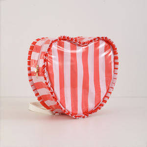 Sac à dos en PVC personnalisable en forme de cœur avec bordure à volants et bretelles réglables pour le voyage – Vente en gros - Product Image 3