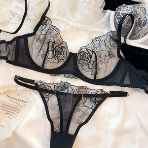Conjunto de lencería bordado de rosas negras al por mayor para mujer, sujetador de malla con aros y tanga, conjunto de 2 piezas, ropa interior ultrafina estilo francés - Product Image 5