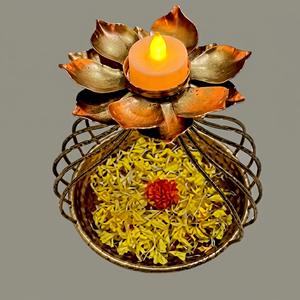 Bol Urli avec fil métallique et fleur sur le dessus, support de bougie chauffe-plat Diya Urli en forme de fleur de lotus dorée avec cadre en fil métallique, bol en forme de pétale - Product Image 1