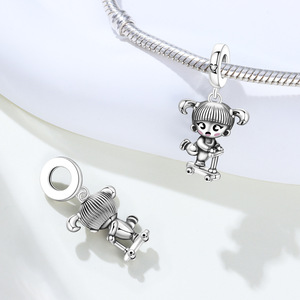 Pulsera/accesorio original, único y de alta gama para mujer con diseño de niña montando en un patinete. - Product Image 5